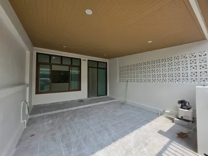 Venta de casa adosada de una planta con 2 dormitorios en Chalong