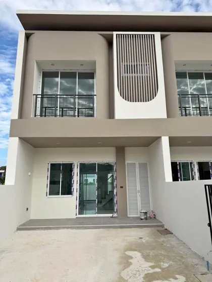 ทาวน์โฮมใหม่ 3 ห้องนอนในฉลอง พร้อมระบบชาร์จรถไฟฟ้า