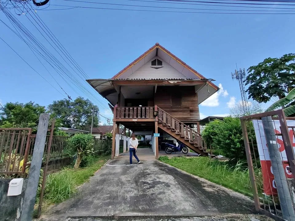 บ้านไม้ 2 ห้องนอน 1 ห้องน้ำ ใกล้สนามบินโซนถลาง