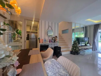 Maison mitoyenne 3 chambres 2 salles de bain à vendre à Thalang