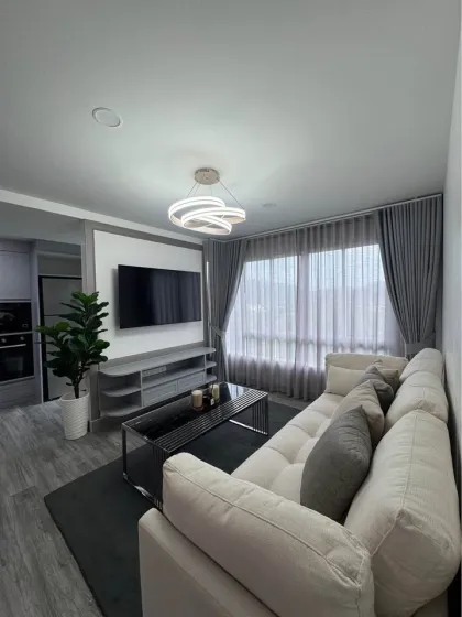 คอนโดมิเนียมหรู 2 ห้องนอน รีโนเวทใหม่ทั้งหมดในกะทู้ ภูเก็ต