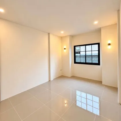Renoviertes 2-Schlafzimmer-Reihenhaus zum Verkauf im Phetlada Village, Ban Kian, Thalang