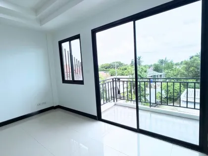อาคารพาณิชย์ 3 ชั้น 4 ห้องนอน 4 ห้องน้ำ ที่ราไวย์