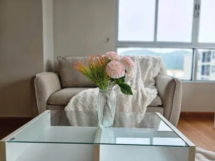 Se vende 1 hab en D Condo Creek con vista al campo de fútbol