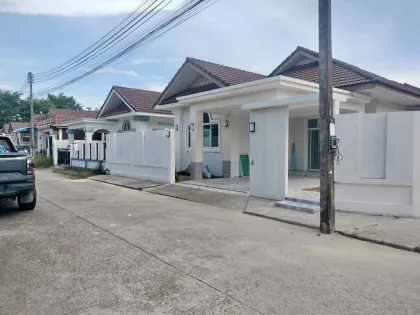 Villa Esquinera Independiente de 3 Dormitorios en Sin Suk Thani