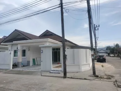 Villa Esquinera Independiente de 3 Dormitorios en Sin Suk Thani