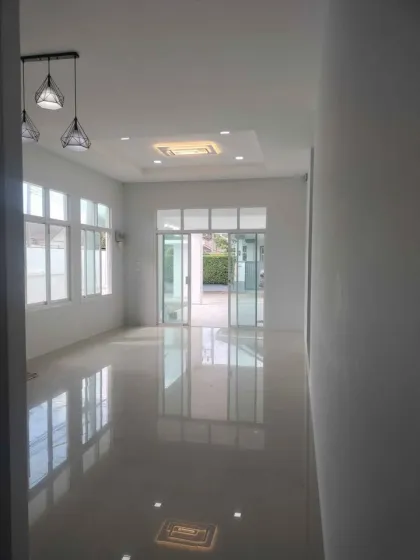 Villa Esquinera Independiente de 3 Dormitorios en Sin Suk Thani