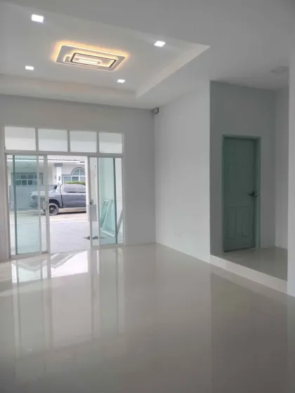 Villa Esquinera Independiente de 3 Dormitorios en Sin Suk Thani