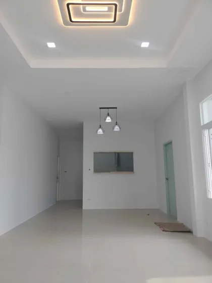 Villa Esquinera Independiente de 3 Dormitorios en Sin Suk Thani