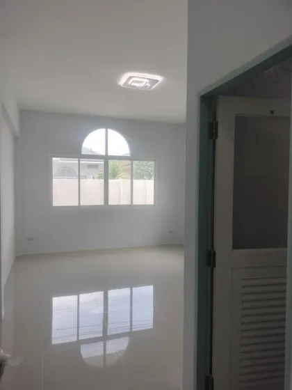 Villa Esquinera Independiente de 3 Dormitorios en Sin Suk Thani