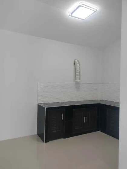 Villa Esquinera Independiente de 3 Dormitorios en Sin Suk Thani