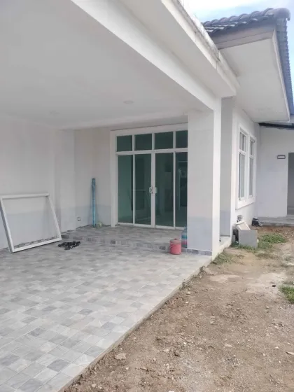 Villa Esquinera Independiente de 3 Dormitorios en Sin Suk Thani