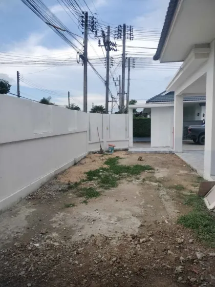 Villa Esquinera Independiente de 3 Dormitorios en Sin Suk Thani