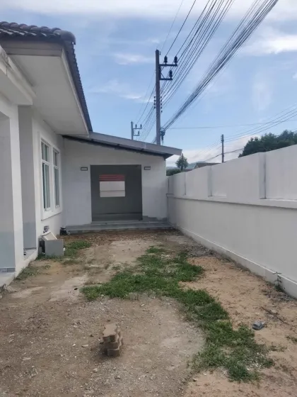 Villa Esquinera Independiente de 3 Dormitorios en Sin Suk Thani