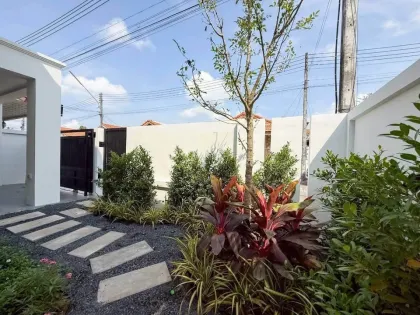 Belle Maison Jumelée à Vendre à Kamala - 3 Chambres, 2 Salles de Bain