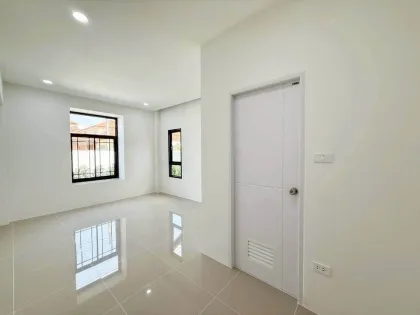 Belle Maison Jumelée à Vendre à Kamala - 3 Chambres, 2 Salles de Bain