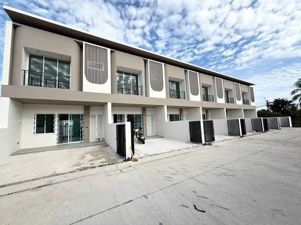 Casa adosada de 3 habitaciones en Melina Chalong en venta
