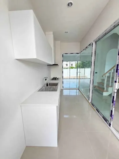 Casa adosada de 3 habitaciones en Melina Chalong en venta