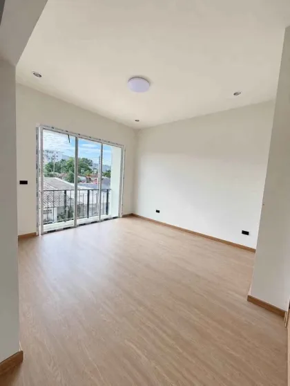 Casa adosada de 3 habitaciones en Melina Chalong en venta