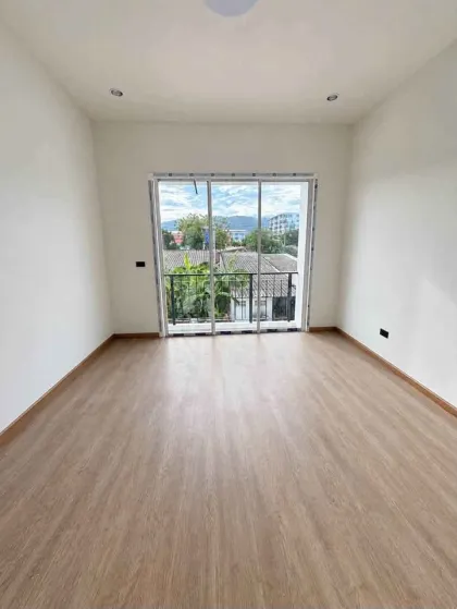 Casa adosada de 3 habitaciones en Melina Chalong en venta