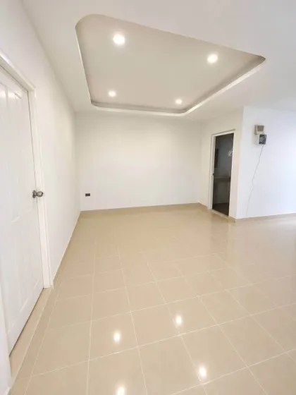 Villa renovada de 2 dormitorios y 2 baños en venta en Samkong