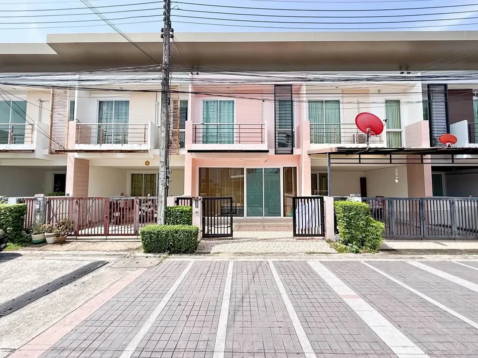 Reihenhaus mit 2 Schlafzimmern in Ban At Town 2, Phun Phon, Phuket