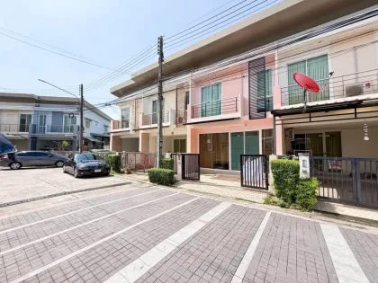 Reihenhaus mit 2 Schlafzimmern in Ban At Town 2, Phun Phon, Phuket