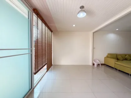 Reihenhaus mit 2 Schlafzimmern in Ban At Town 2, Phun Phon, Phuket