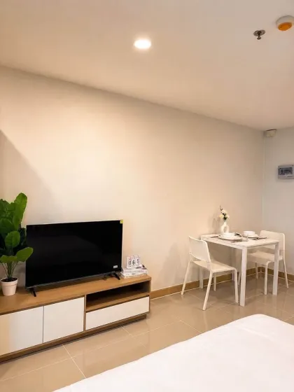 Neu renovierte 1-Zimmer-Wohnung mit Poolblick im The View Condo Suan Luang