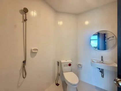 Neu renovierte 1-Zimmer-Wohnung mit Poolblick im The View Condo Suan Luang