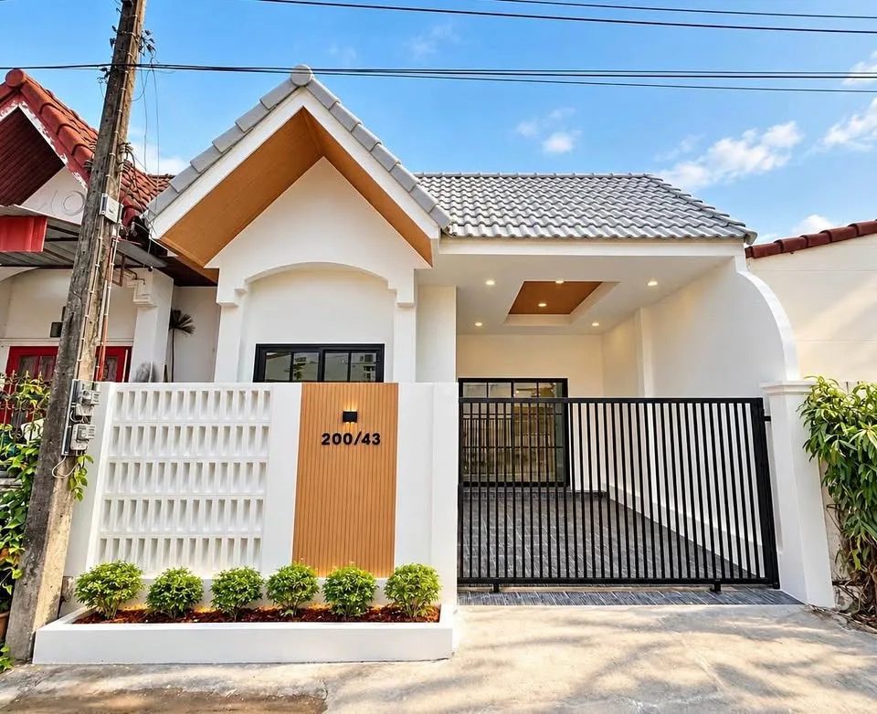 Casa renovada de 2 dormitorios en Phetlada Village, Rawai