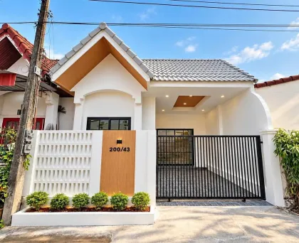 บ้านชั้นเดียว 2 ห้องนอน 1 ห้องน้ำ รีโนเวทรอบใหม่ ที่หมู่บ้านเพชรลดา ราวาอิ