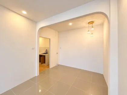 บ้านชั้นเดียว 2 ห้องนอน 1 ห้องน้ำ รีโนเวทรอบใหม่ ที่หมู่บ้านเพชรลดา ราวาอิ
