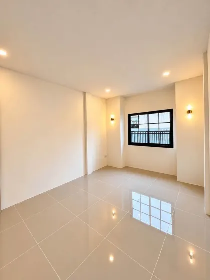 บ้านชั้นเดียว 2 ห้องนอน 1 ห้องน้ำ รีโนเวทรอบใหม่ ที่หมู่บ้านเพชรลดา ราวาอิ