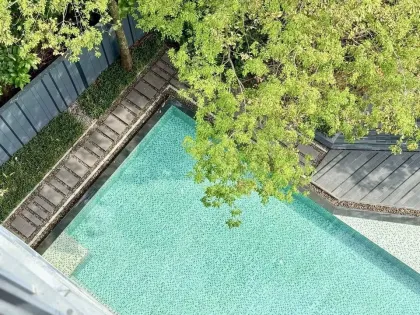 Condo moderno de 2 habitaciones en The Deck Patong con vista a la piscina