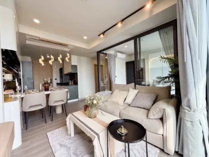 Condo moderno de 2 habitaciones en The Deck Patong con vista a la piscina