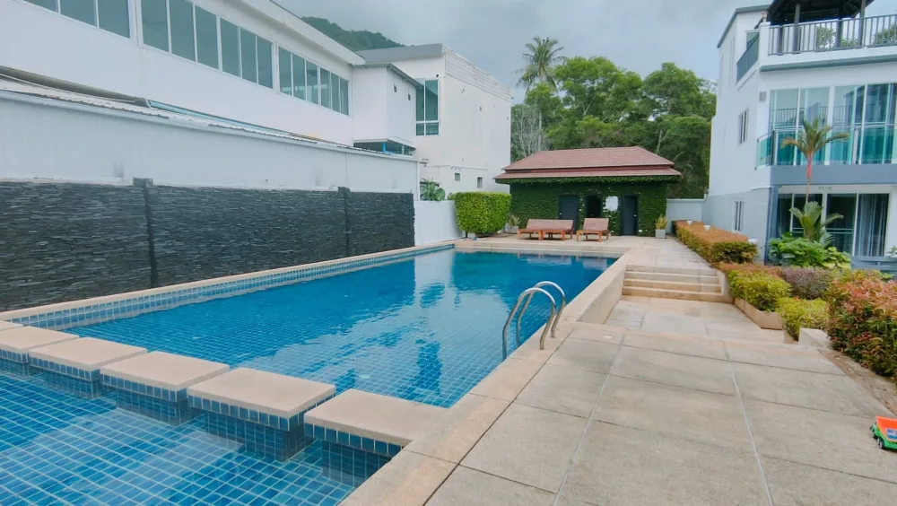 Maison mitoyenne avec piscine commune à louer à Kamala