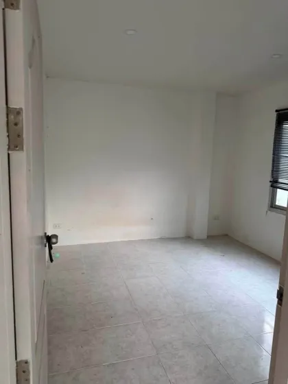 Maison individuelle 3 chambres 2 salles de bain à Thanapha Parkville, Bang Chi Liao