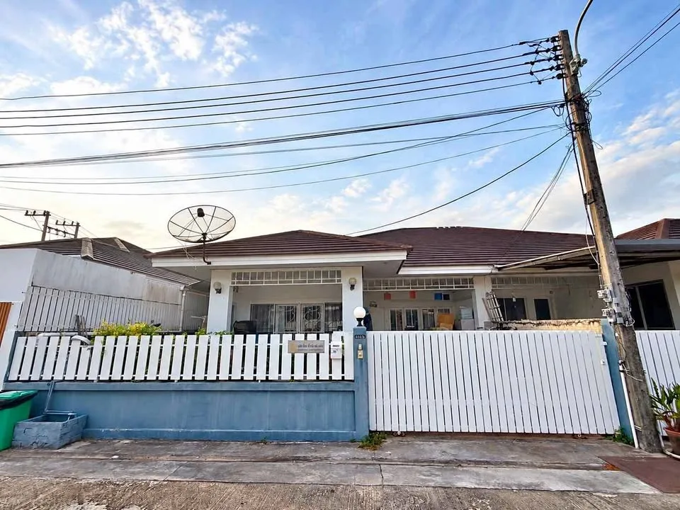 Casa de 3 dormitorios y 2 baños en la aldea Ekaandanaburi, Chalong