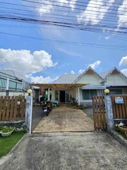 Single-Storey Twin House 2 Beds 2 Baths with Parking in Village Promphan