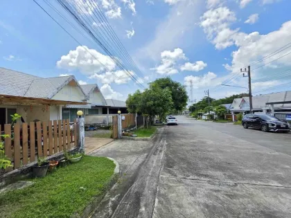 Single-Storey Twin House 2 Beds 2 Baths with Parking in Village Promphan