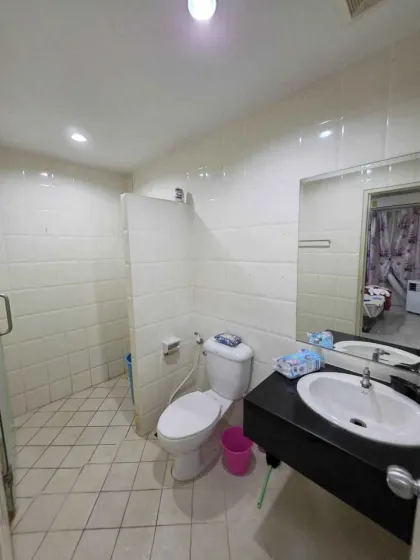 Single-Storey Twin House 2 Beds 2 Baths with Parking in Village Promphan
