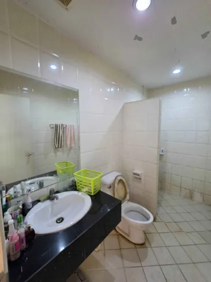 Single-Storey Twin House 2 Beds 2 Baths with Parking in Village Promphan