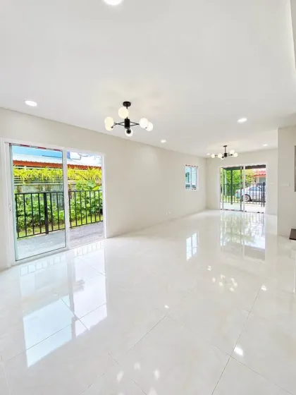 Pruksa Ville Thalang 3卧2卫拐角别墅出售