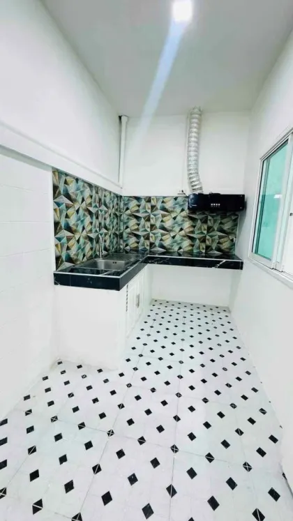 Таунхаус 3 спальни и 2 ванных комнаты в один этаж рядом с Robinson Chalong