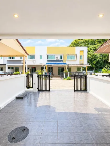 Casa Adosada Moderna de 2 Dormitorios y 2 Baños en el Centro de Phuket Listo para Mudanza
