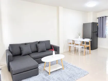Casa Adosada Moderna de 2 Dormitorios y 2 Baños en el Centro de Phuket Listo para Mudanza