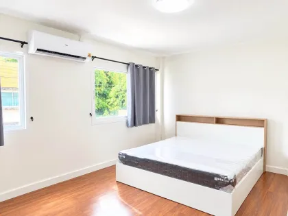 Casa Adosada Moderna de 2 Dormitorios y 2 Baños en el Centro de Phuket Listo para Mudanza