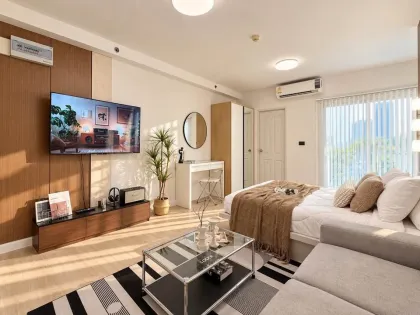Moderno departamento de 1 dormitorio con vista a la ciudad y montañas en Supalai Park Downtown Phuket
