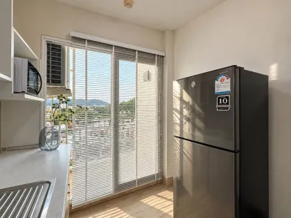 Moderno departamento de 1 dormitorio con vista a la ciudad y montañas en Supalai Park Downtown Phuket